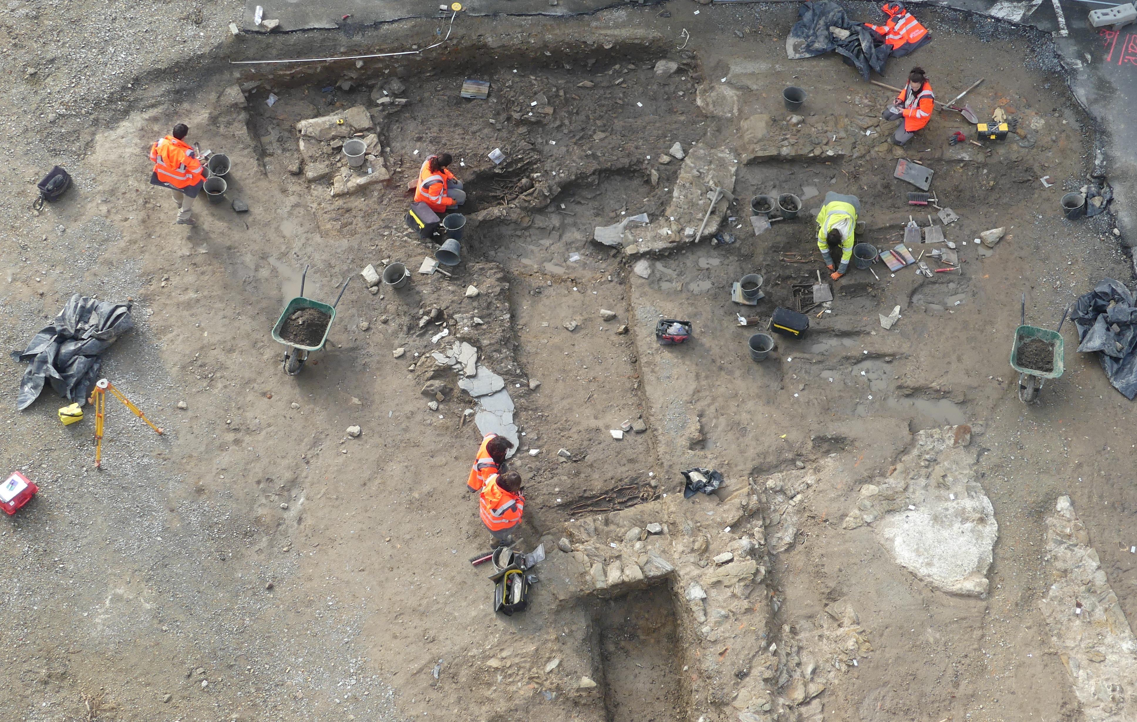 vue d'ensemble du secteur sud du site de la place de l'église à Mauves-sur-Loire en cours de fouille